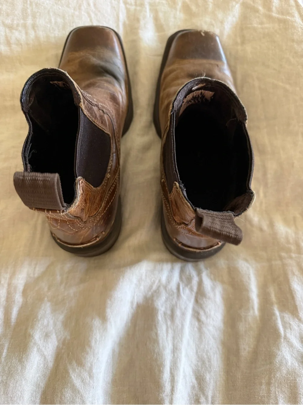 Ariat Men's Midtown Rambler boots in Barn Brown leather